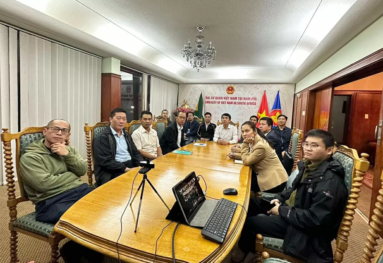 Đại sứ quán Việt Nam tại Nam Phi nghe thông tin chuyên đề: “Nội dung trọng tâm, cốt lõi của Nghị quyết số 72-NQ/TW ngày 9/9/2025 của Bộ Chính trị về một số giải pháp đột phá, tăng cường bảo vệ, chăm sóc và nâng cao sức khỏe nhân dân và Chương trình hành động thực hiện Nghị quyết số 72-NQ/TW”.