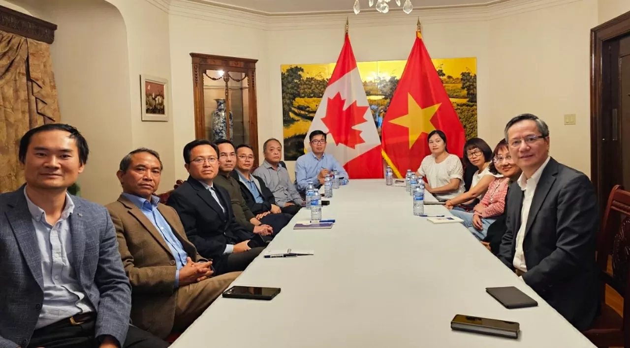 Tại điểm cầu Canada, dù chênh lệch múi giờ nhưng các cán bộ Đại sứ quán Việt Nam tại Canada vẫn nghiêm túc tham dự và lắng nghe nội dung Hội nghị.