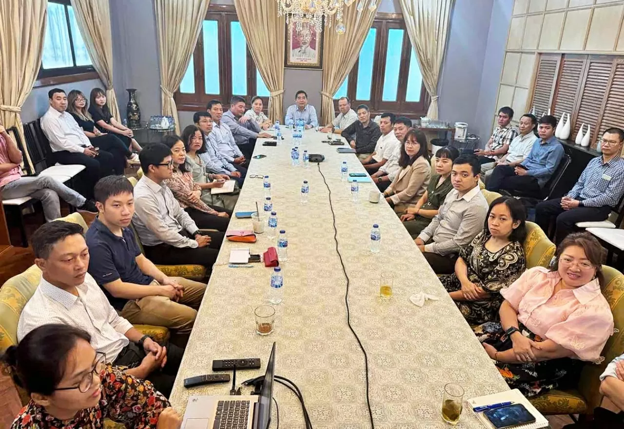 Bộ Ngoại giao và Đại sứ quán Việt Nam trên toàn thế giới dự trực tuyến Hội nghị quán triệt các Nghị quyết của Bộ Chính trị Bộ Ngoại giao và Đại sứ quán Việt Nam trên toàn thế giới dự trực tuyến Hội nghị quán triệt các Nghị quyết của Bộ Chính trị