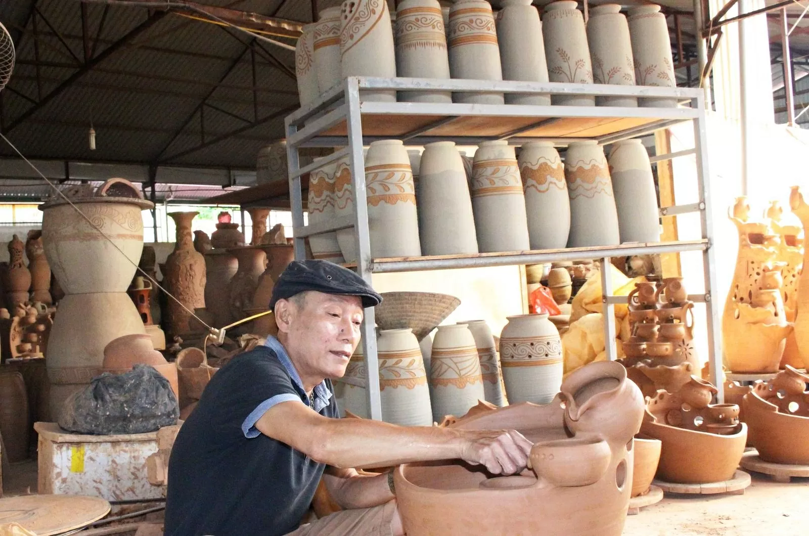 Những người thợ làng gốm Phù Lãng tỉ mỉ trong từng công đoạn tạo ra sản phẩm... (Ảnh: HH)
