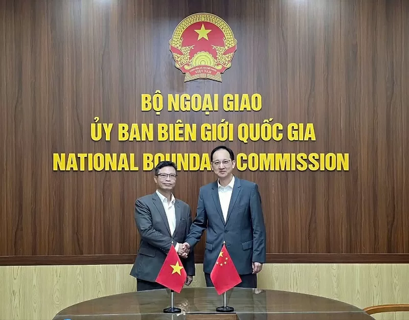 Chủ nhiệm UBBG Trịnh Đức Hải và Đại biện lâm thời Đại sứ quán Trung Quốc tại Việt Nam Vương Quần.