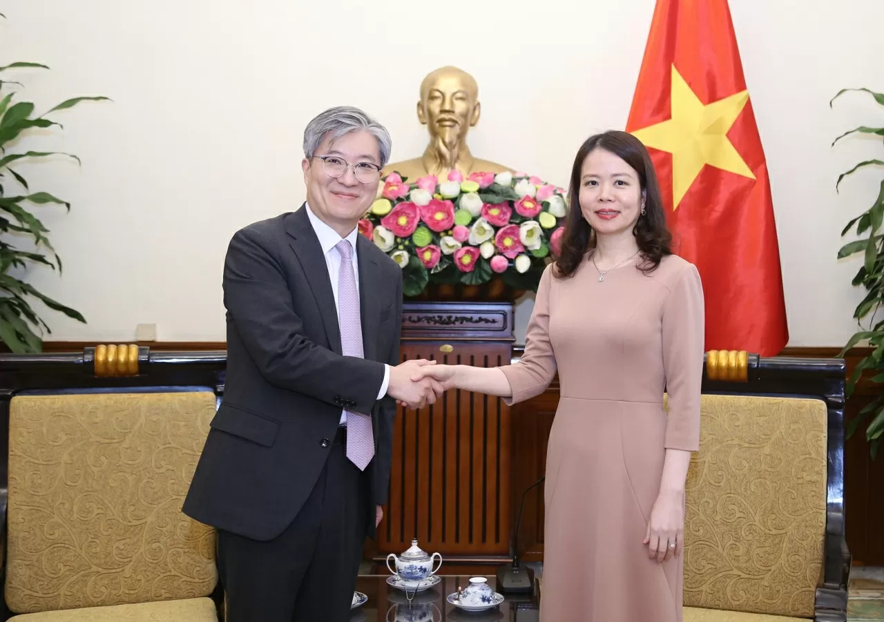 Thứ trưởng Ngoại giao Nguyễn Minh Hằng Trợ lý Bộ trưởng phụ trách về kinh tế, Bộ Ngoại giao Hàn Quốc. (Ảnh: Thành Long) Thứ trưởng Ngoại giao Nguyễn Minh Hằng Trợ lý Bộ trưởng phụ trách về kinh tế, Bộ Ngoại giao Hàn Quốc. (Ảnh: Thành Long)