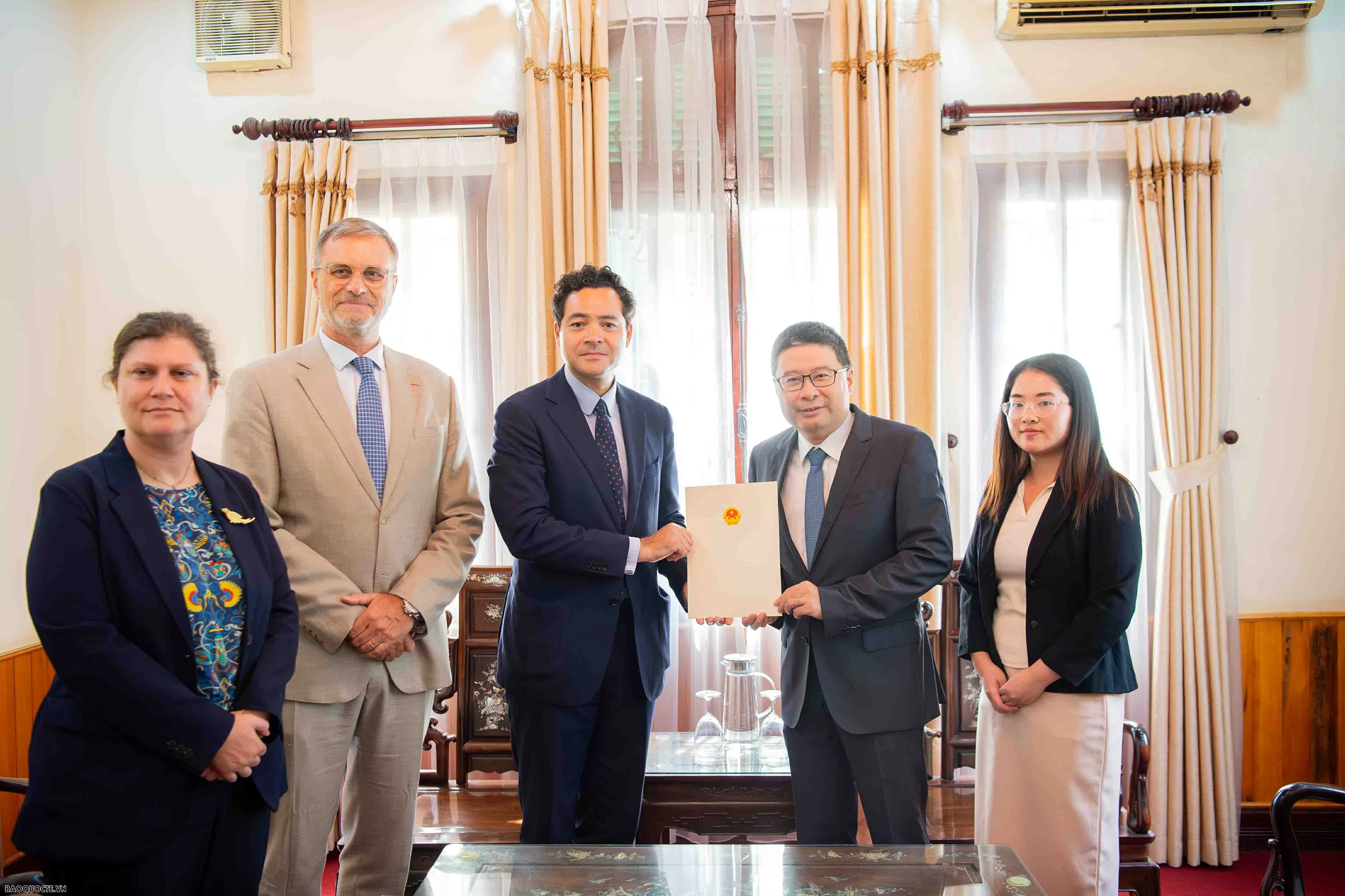 Cụ Lãnh sự trao Giấy chấp nhận lãnh sự cho tổng Lãnh sự Pháp tại TP. Hồ Chí Minh