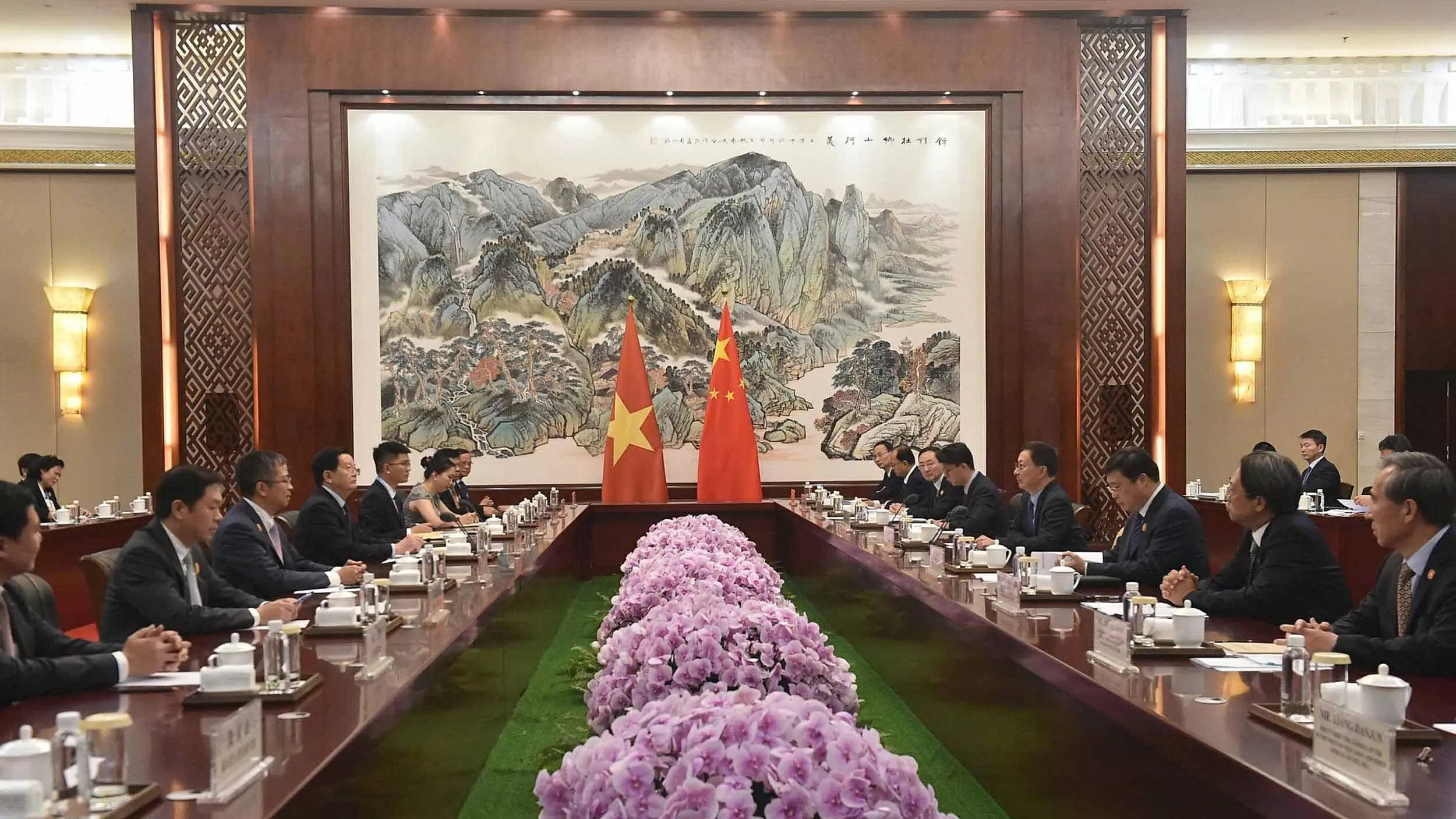 Phó Thủ tướng Mai Văn Chính hội kiến Phó Chủ tịch nước Trung Quốc Hàn Chính