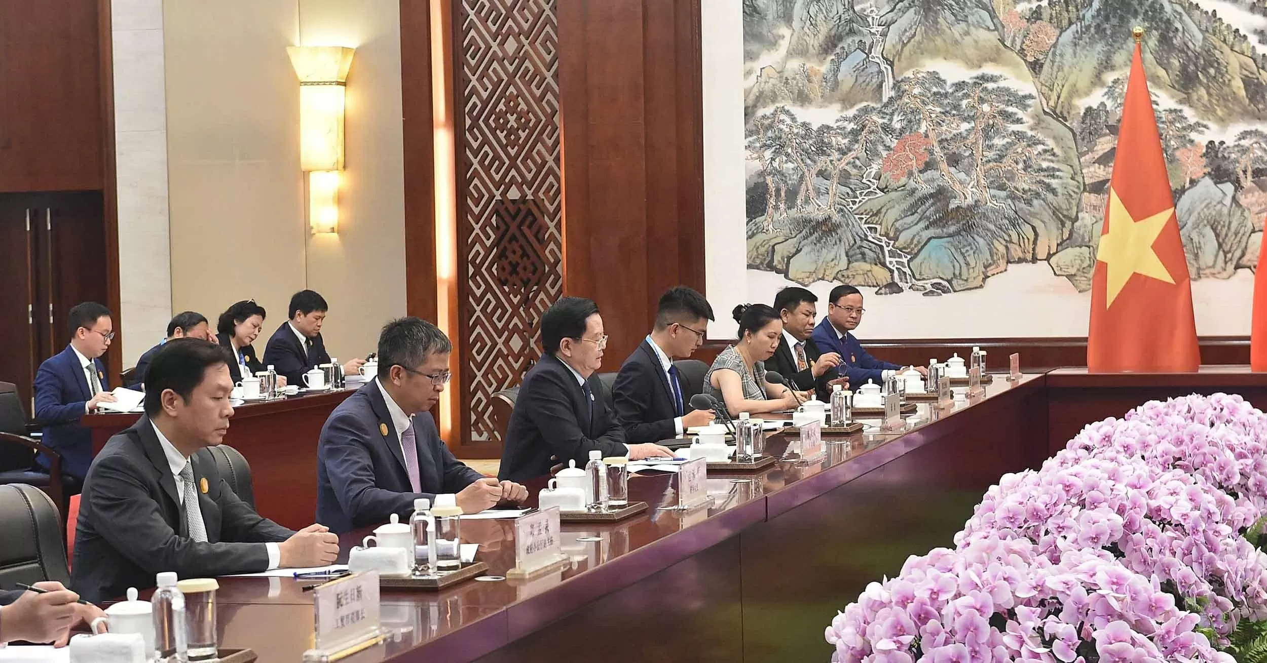 Phó Thủ tướng Mai Văn Chính hội kiến Phó Chủ tịch nước Trung Quốc Hàn Chính