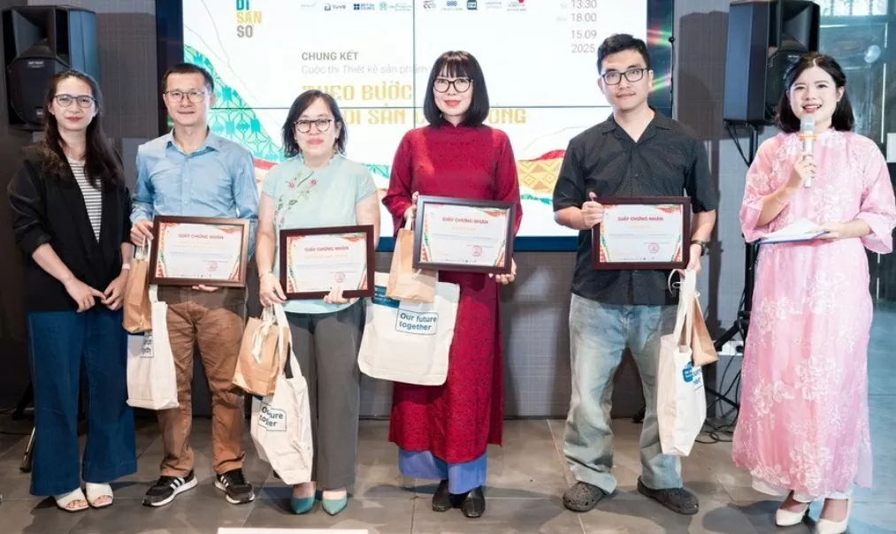 Ban tổ chức trao giải cho các tác giả, tác phẩm xuất sắc.