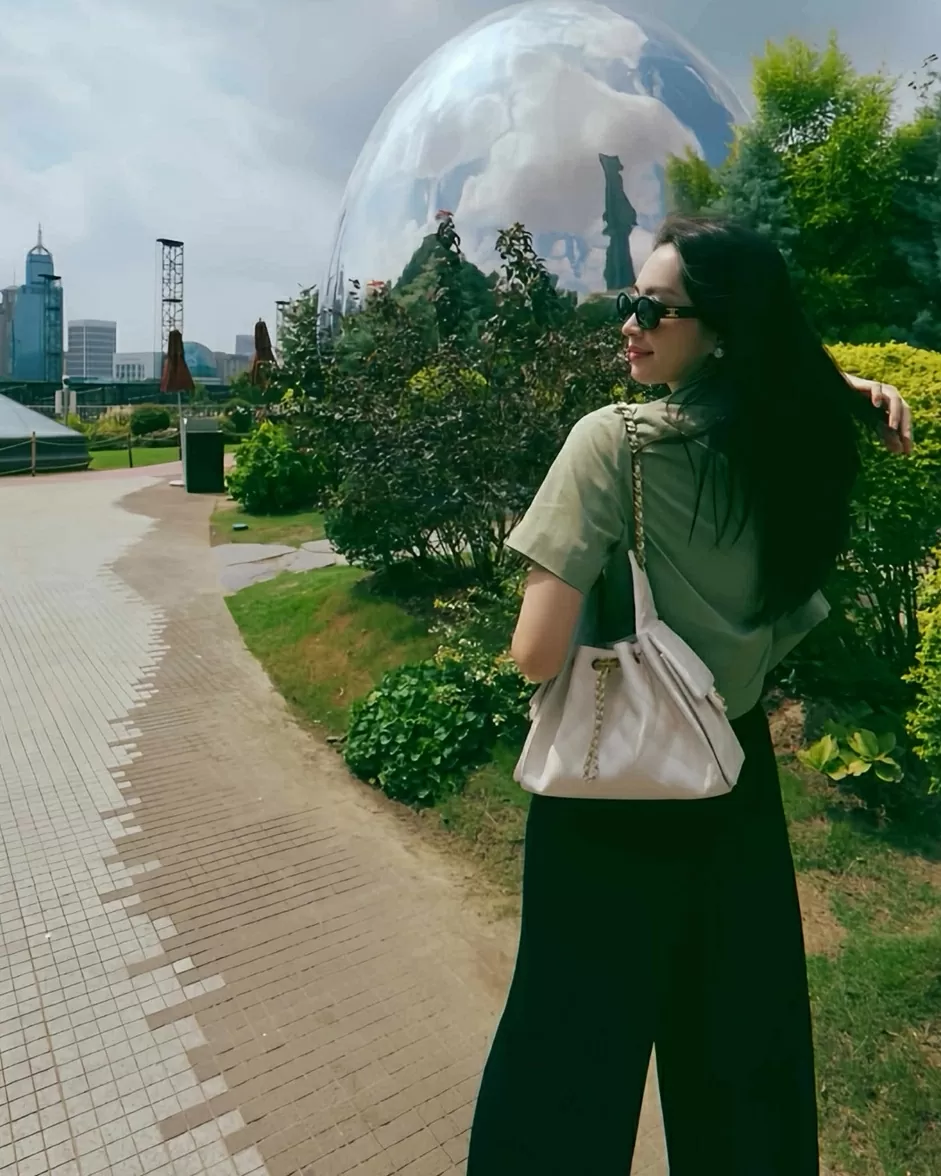 Hoa hậu Đặng Thu Thảo diện trang phục tối giản dạo chơi Thượng Hải, Trung Quốc. Hoa hậu tạo điểm nhấn cho set đồ bằng mẫu Chanel 25 size nhỏ. Đây được xem là It Bag của mùa mốt năm nay.