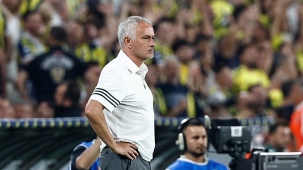 Tái xuất, HLV Mourinho thay thế HLV Bruno Lage