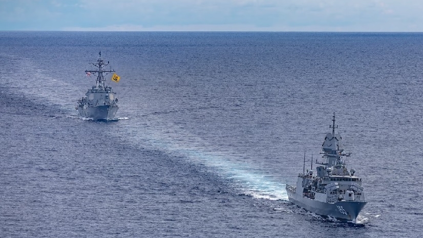 my australia huy dong tau chien huan luyen hai quan song phuong o bien dong