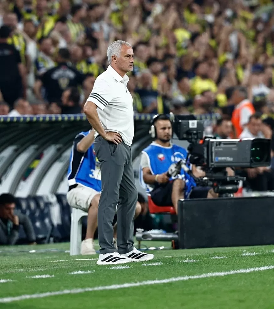 Tái xuất, HLV Mourinho thay thế HLV Bruno Lage
