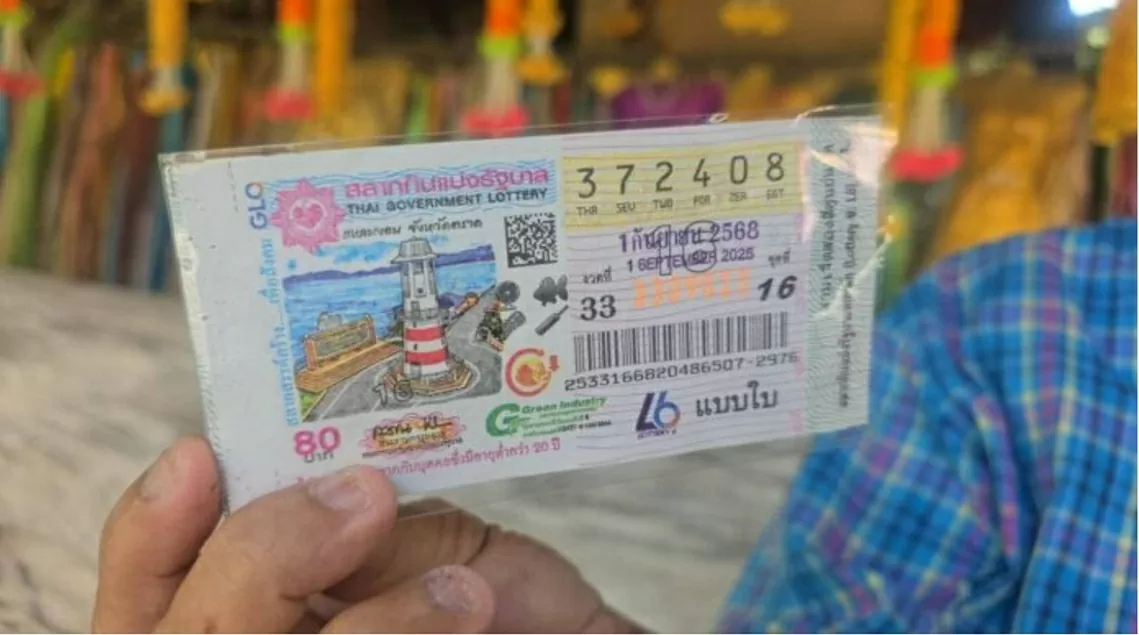 Ế hàng, người phụ nữ bán vé số bất ngờ trúng liên tiếp 6 giải