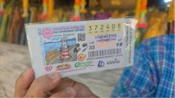 Ế hàng, người phụ nữ bán vé số bất ngờ trúng liên tiếp 6 giải