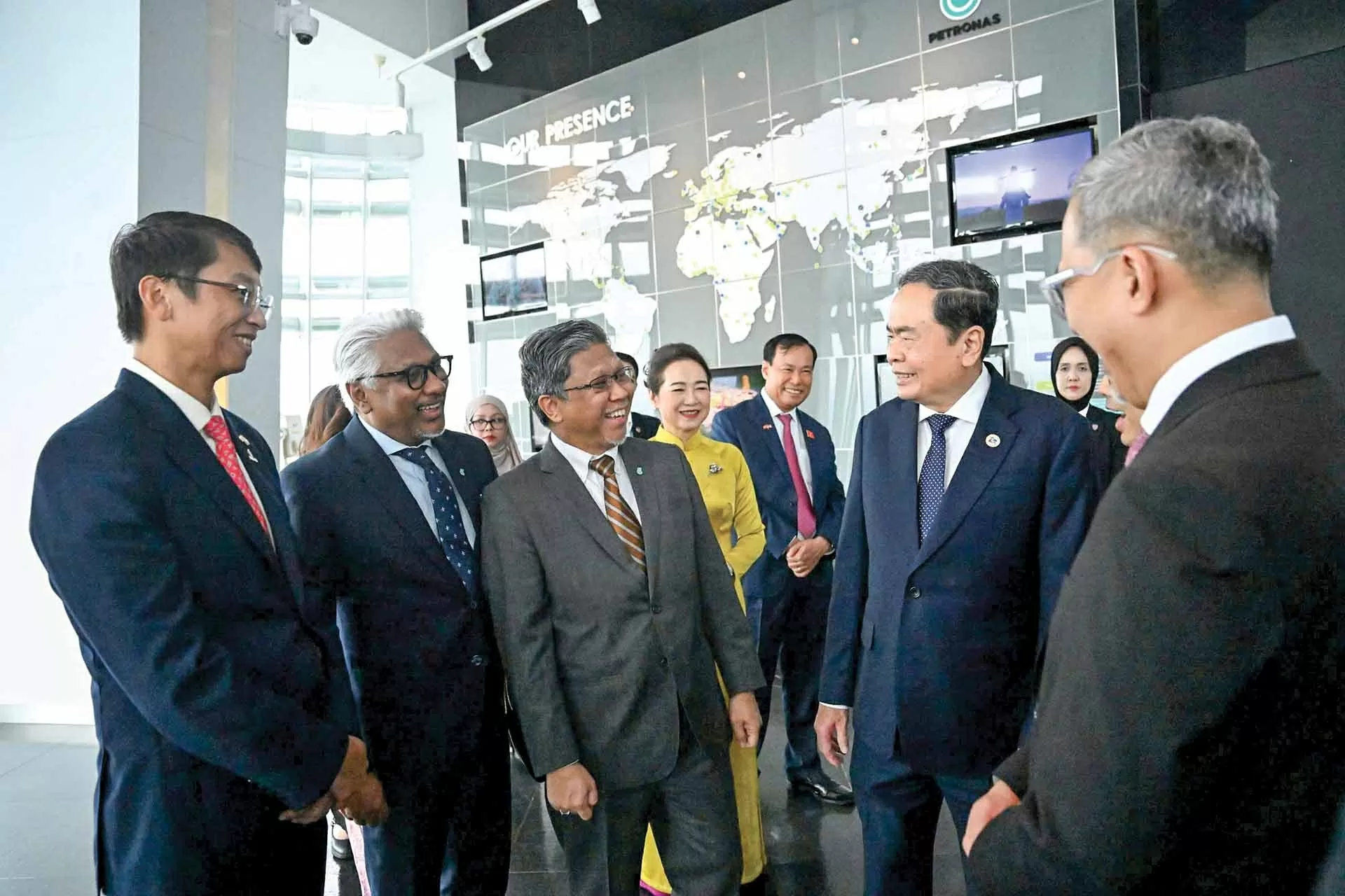 Chủ tịch Quốc hội Trần Thanh Mẫn và Phu nhân thăm, làm việc với lãnh đạo Tập đoàn Dầu khí quốc gia Malaysia, ngày 17/9. (Nguồn: quochoi.vn)