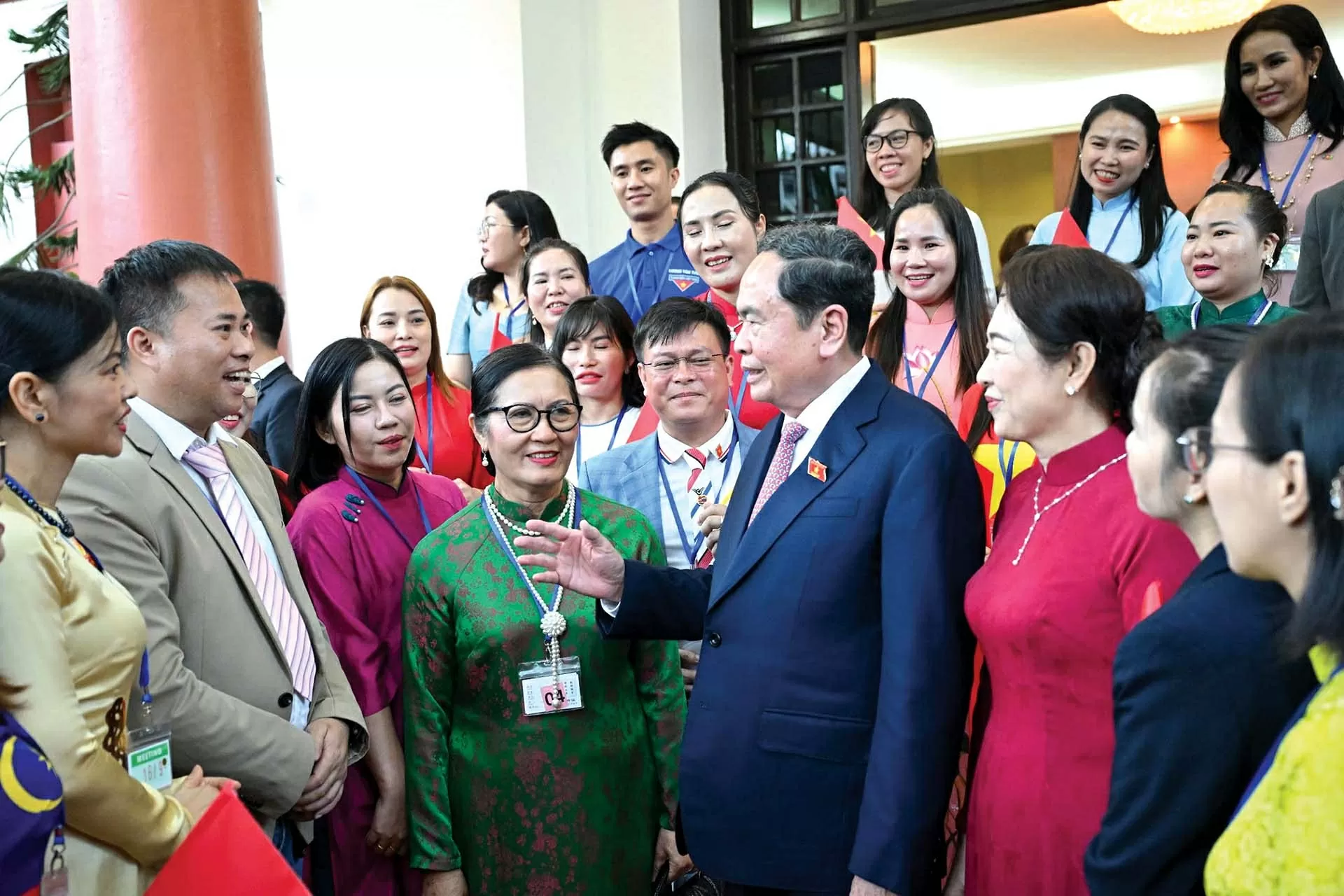 Chủ tịch Quốc hội Trần Thanh Mẫn và Phu nhân trò chuyện với bà con người Việt Nam tại Malaysia, ngày 16/9. (Nguồn: quochoi.vn)