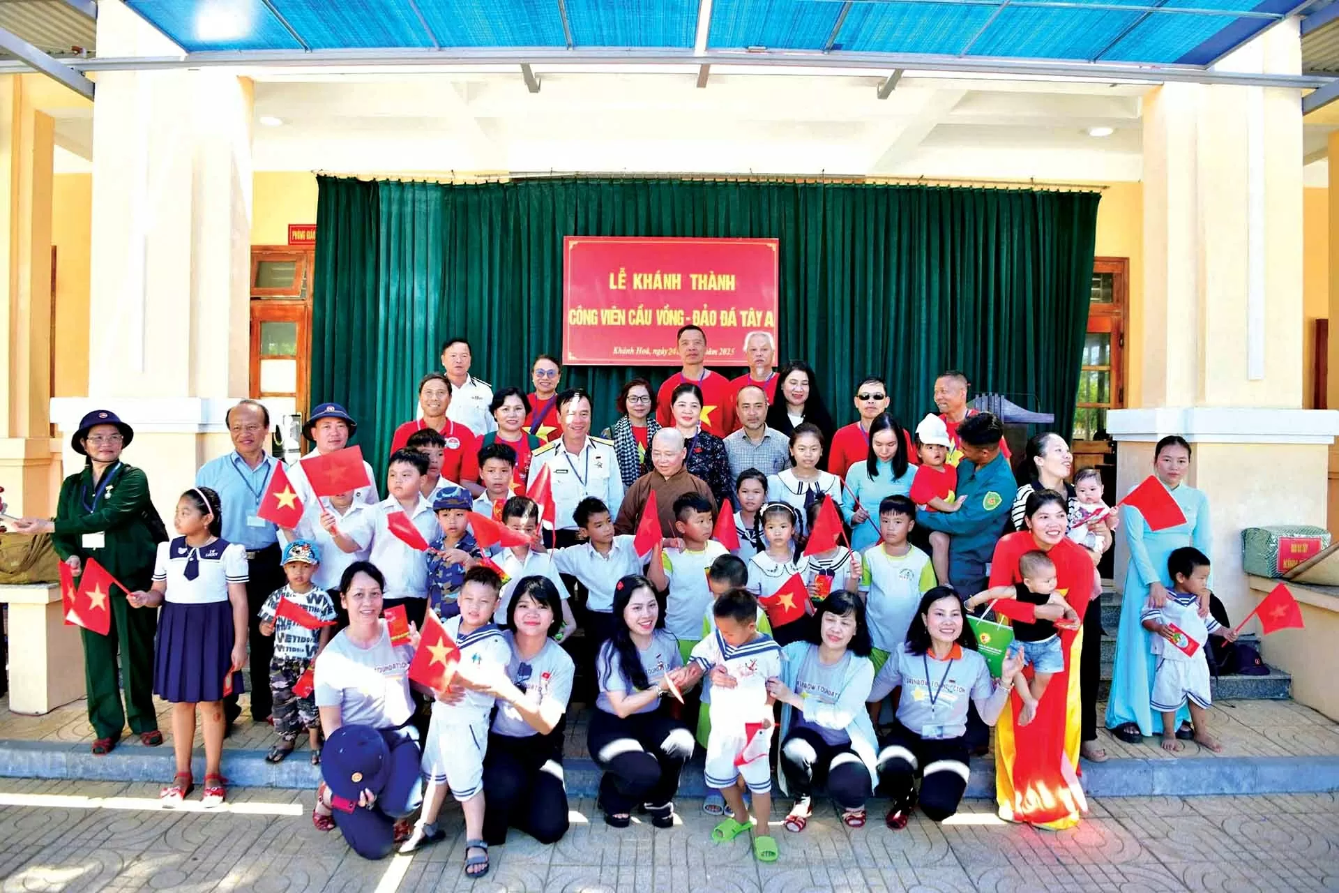 Cầu vồng trên đảo Đá Tây A Cầu vồng trên đảo Đá Tây A