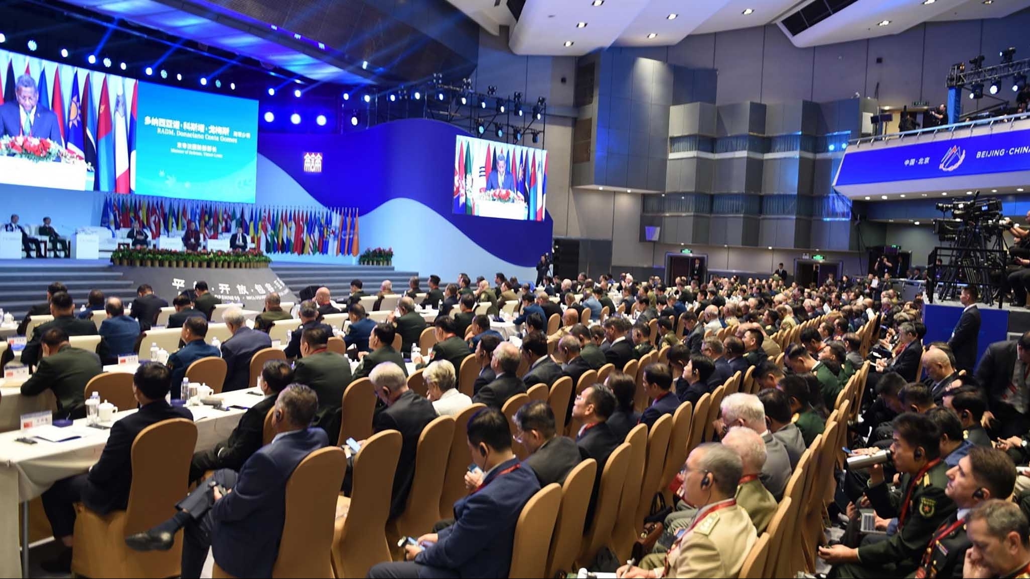 Cùng nhau thúc đẩy phát triển hòa bình