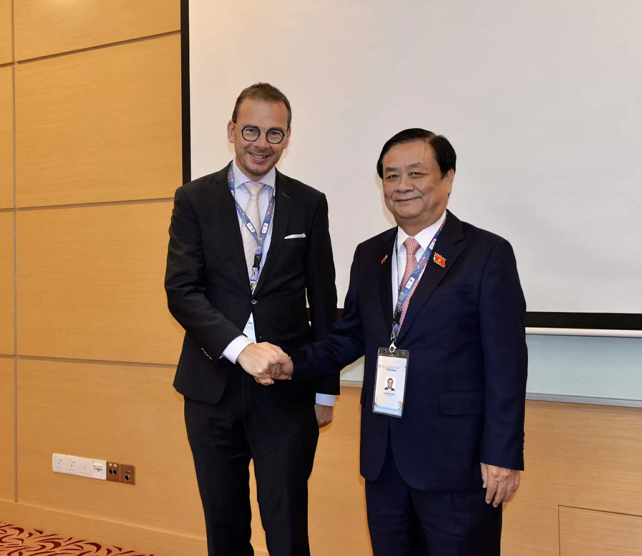 EU là một trong những đối tác quan trọng hàng đầu của Việt Nam EU là một trong những đối tác quan trọng hàng đầu của Việt Nam