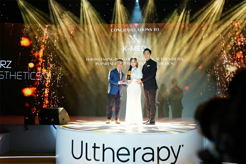 Bác sĩ Ngô Kiều Khanh - đại diện K-MED, vinh dự nhận giải thưởng Radiesse Authenticity Trophy từ Merz Aesthetics Bác sĩ Ngô Kiều Khanh - đại diện K-MED, vinh dự nhận giải thưởng Radiesse Authenticity Trophy từ Merz Aesthetics