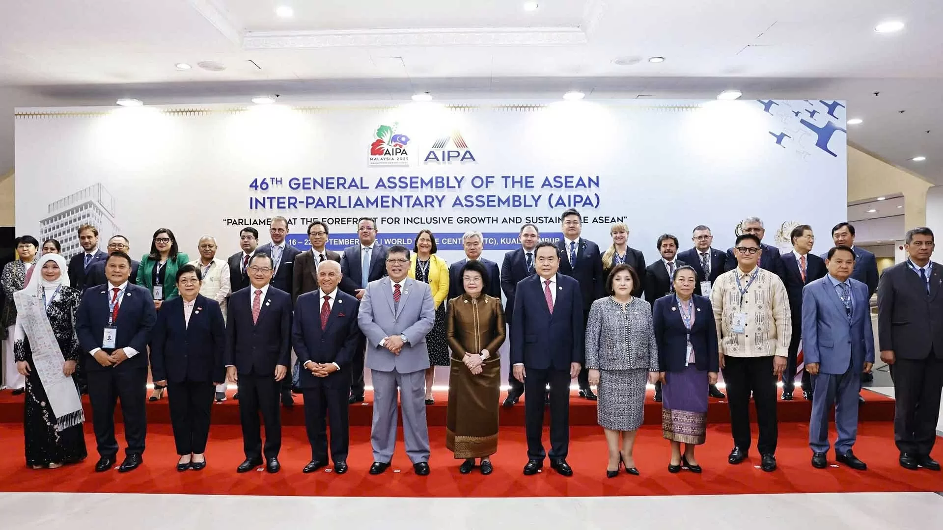 Chủ tịch Hạ viện Malaysia, Chủ tịch AIPA-46 Tan Sri Dato’ Johari Bin Abdul; Chủ tịch Quốc hội Trần Thanh Mẫn cùng các Trưởng đoàn tham dự Đại hội đồng AIPA-46. (Nguồn: daibieunhandan.vn) Chủ tịch Hạ viện Malaysia, Chủ tịch AIPA-46 Tan Sri Dato’ Johari Bin Abdul; Chủ tịch Quốc hội Trần Thanh Mẫn cùng các Trưởng đoàn tham dự Đại hội đồng AIPA-46. (Nguồn: daibieunhandan.vn)