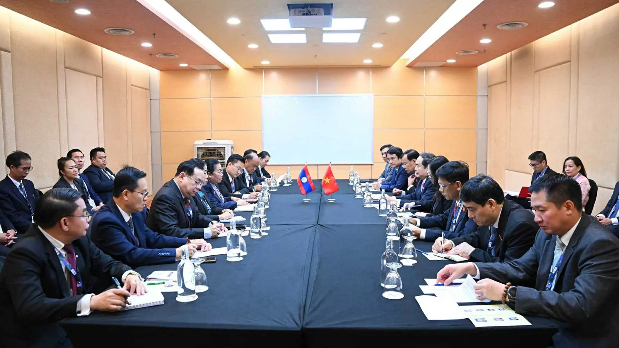 Việt Nam luôn sát cánh và ủng hộ mạnh mẽ, toàn diện công cuộc đổi mới, bảo vệ và xây dựng đất nước Lào Việt Nam luôn sát cánh và ủng hộ mạnh mẽ, toàn diện công cuộc đổi mới, bảo vệ và xây dựng đất nước Lào