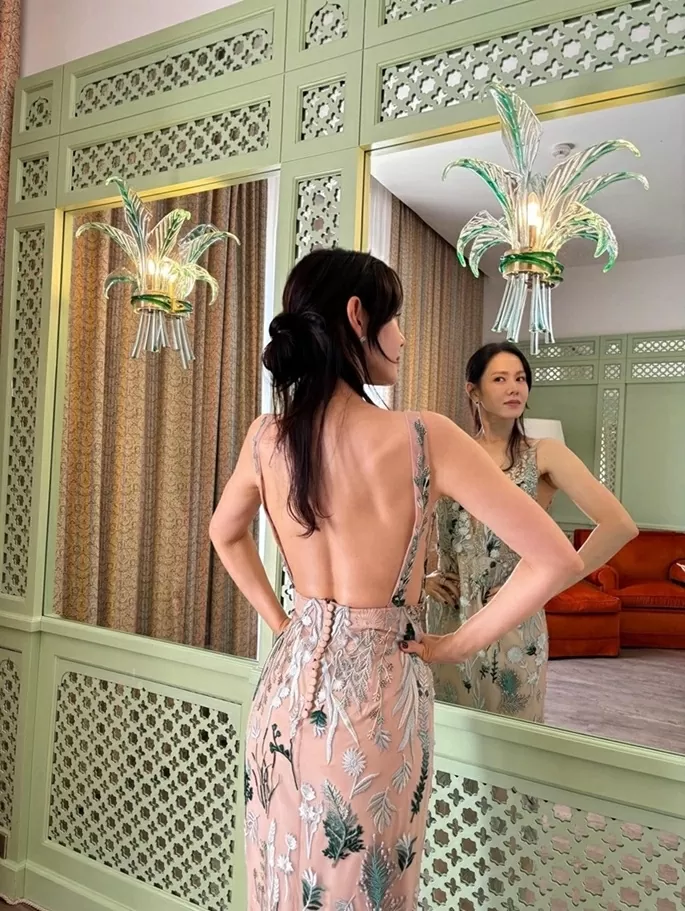 Son Ye Jin chuộng kiểu tóc buộc nửa đầu từ sự kiện đến hằng ngày Son Ye Jin chuộng kiểu tóc buộc nửa đầu từ sự kiện đến hằng ngày