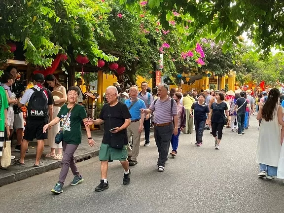 Việt Nam trở thành điểm đến hàng đầu khu vực đối với khách du lịch Trung Quốc Việt Nam trở thành điểm đến hàng đầu khu vực đối với khách du lịch Trung Quốc