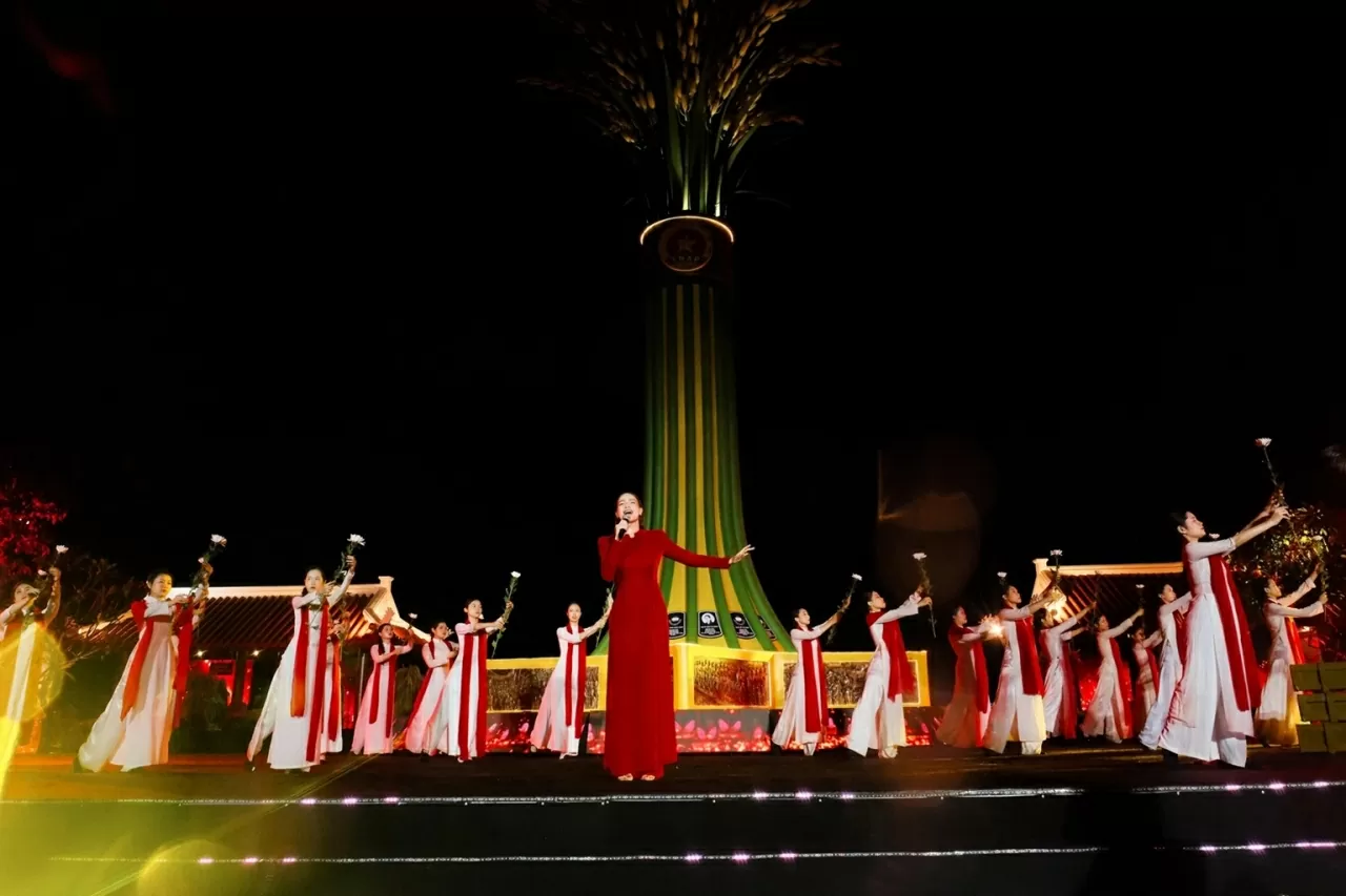 Ca sĩ Hồ Ngọc Hà và nhiều ca sĩ xúc động tri ân các anh hùng liệt sĩ