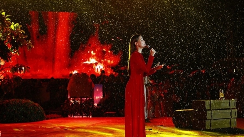 Ca sĩ Hồ Ngọc Hà và nhiều ca sĩ xúc động tri ân các anh hùng liệt sĩ