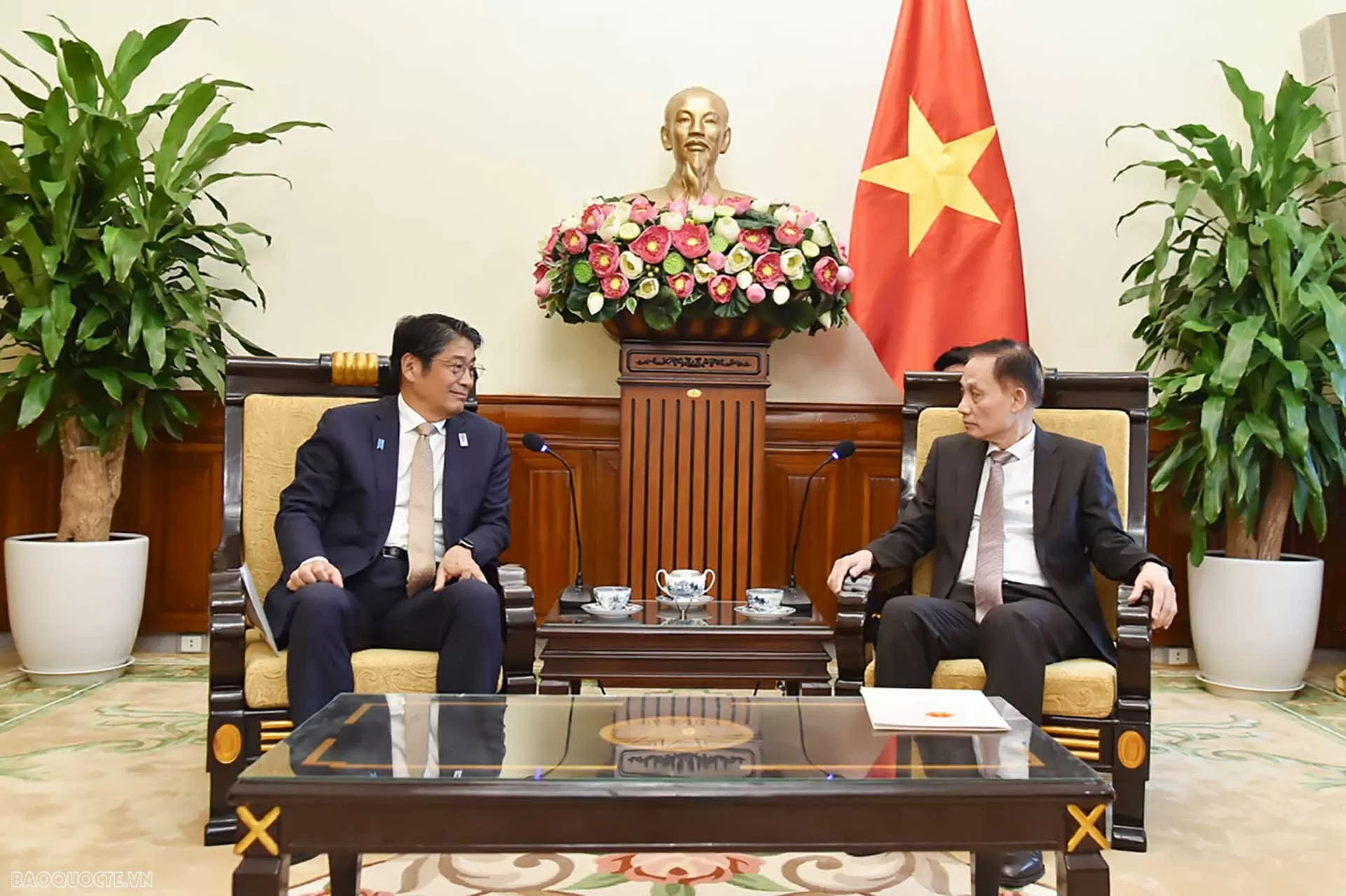 Quyền Bộ trưởng Ngoại giao Lê Hoài Trung tiếp Đại sứ Nhật Bản tại Việt Nam Ito Naoki
