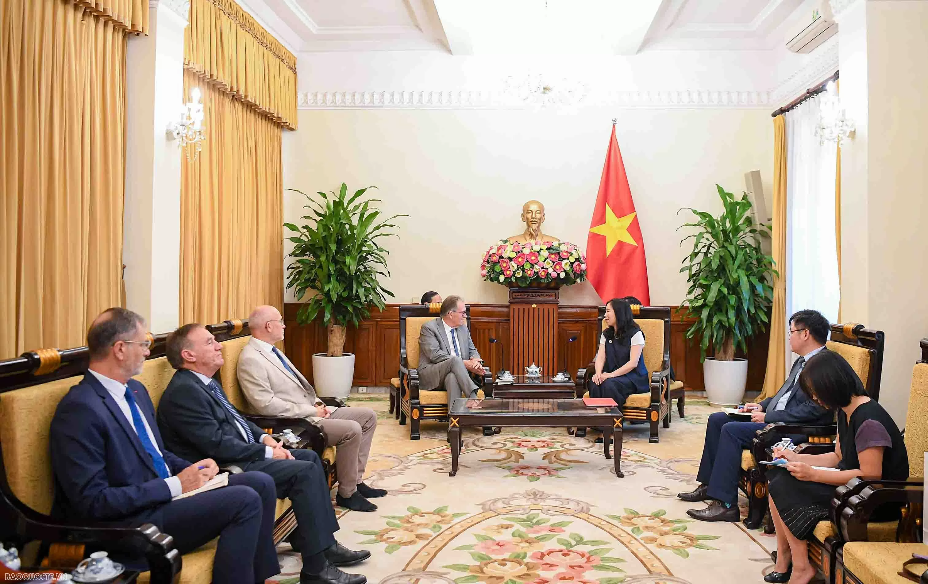 Thứ trưởng Ngoại giao Lê Thị Thu Hằng tiếp Nhóm Nghị sĩ hữu Pháp - Việt tại Thượng viện Pháp Thứ trưởng Ngoại giao Lê Thị Thu Hằng tiếp Nhóm Nghị sĩ hữu Pháp - Việt tại Thượng viện Pháp