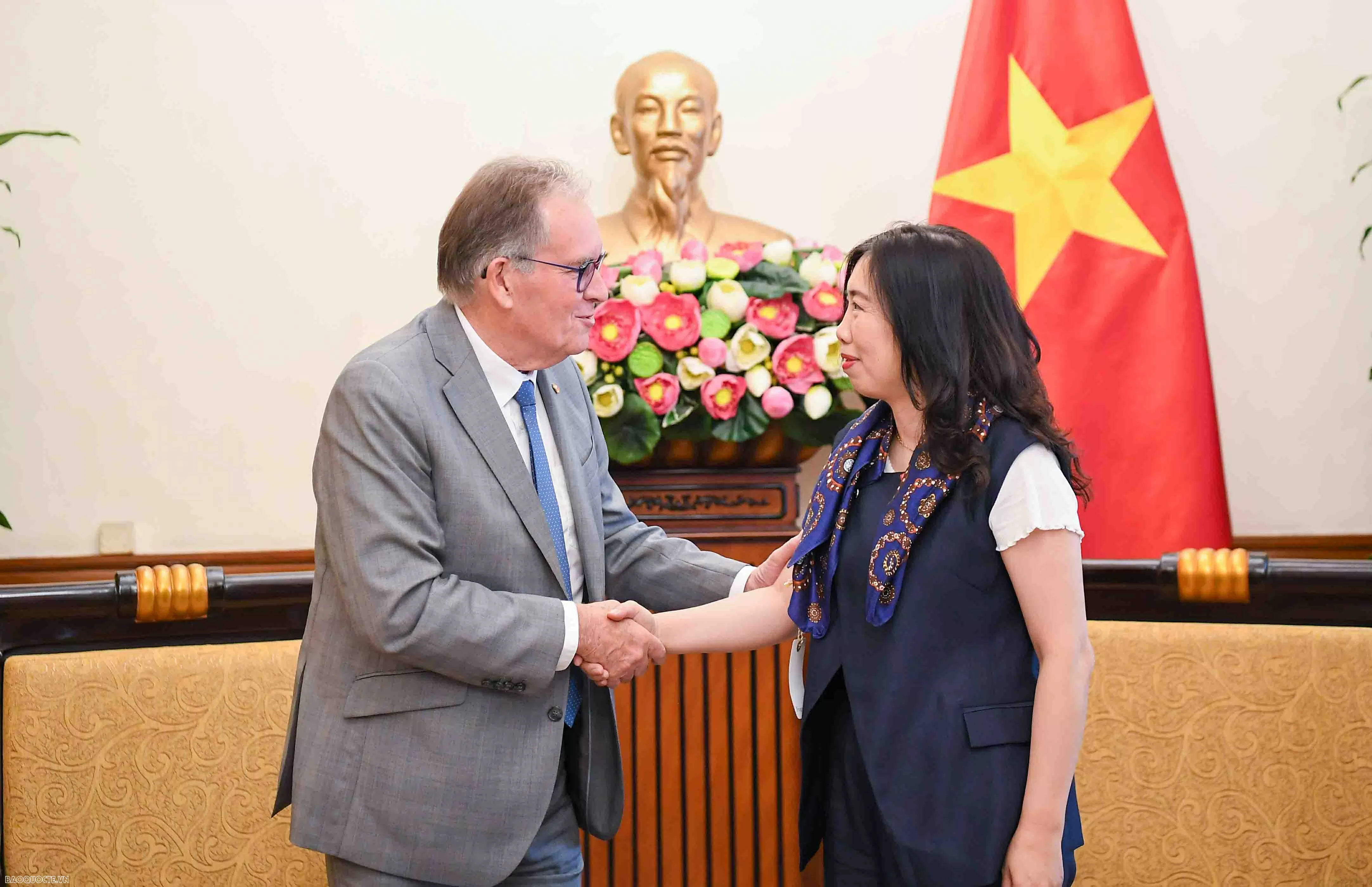 Thứ trưởng Ngoại giao Lê Thị Thu Hằng tiếp Nhóm Nghị sĩ hữu Pháp - Việt tại Thượng viện Pháp