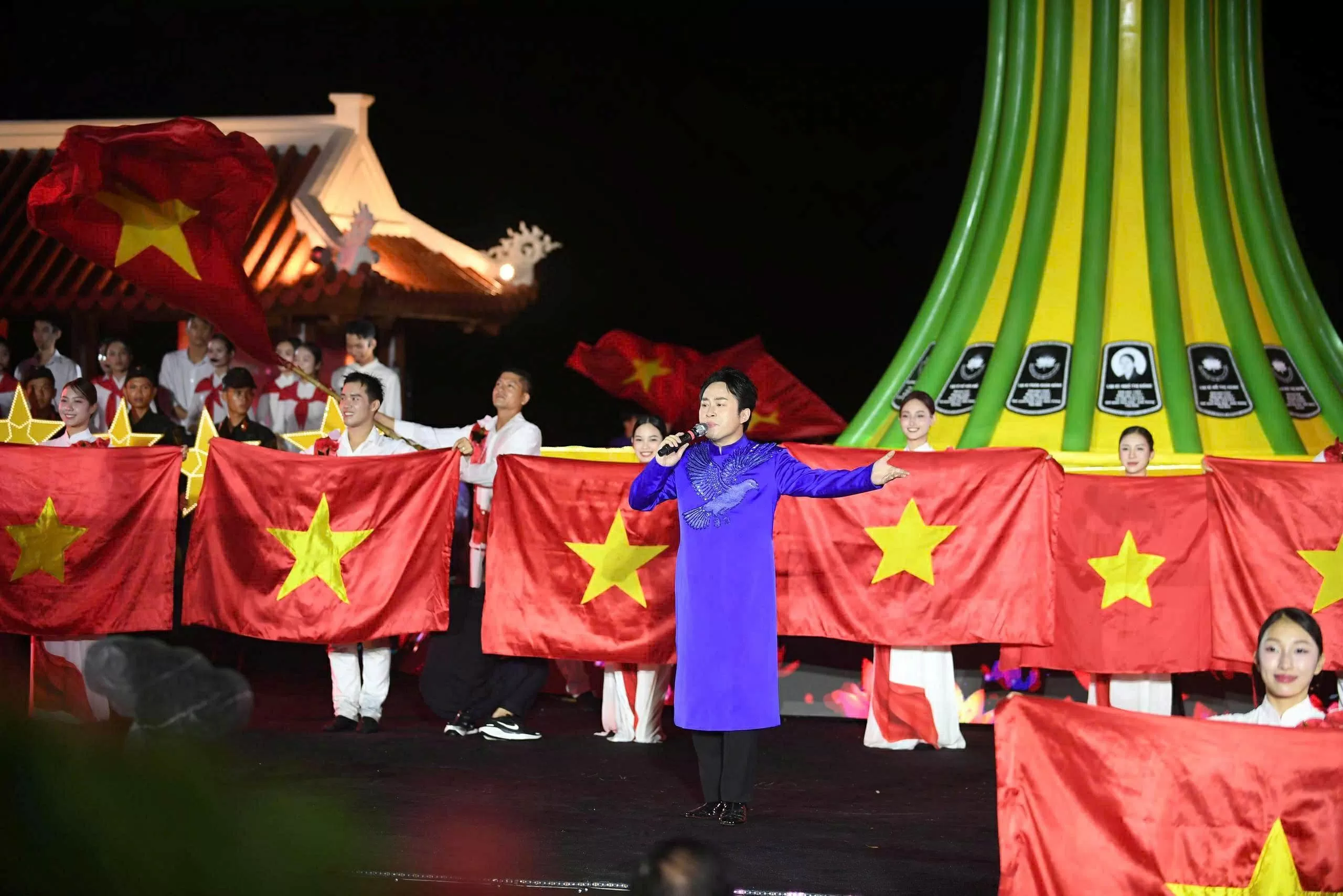 'Lời tri ân - Dòng sông hoa lửa' Đêm nghệ thuật tái hiện huyền thoại bến phà Long Đại 'Lời tri ân - Dòng sông hoa lửa' Đêm nghệ thuật tái hiện huyền thoại bến phà Long Đại