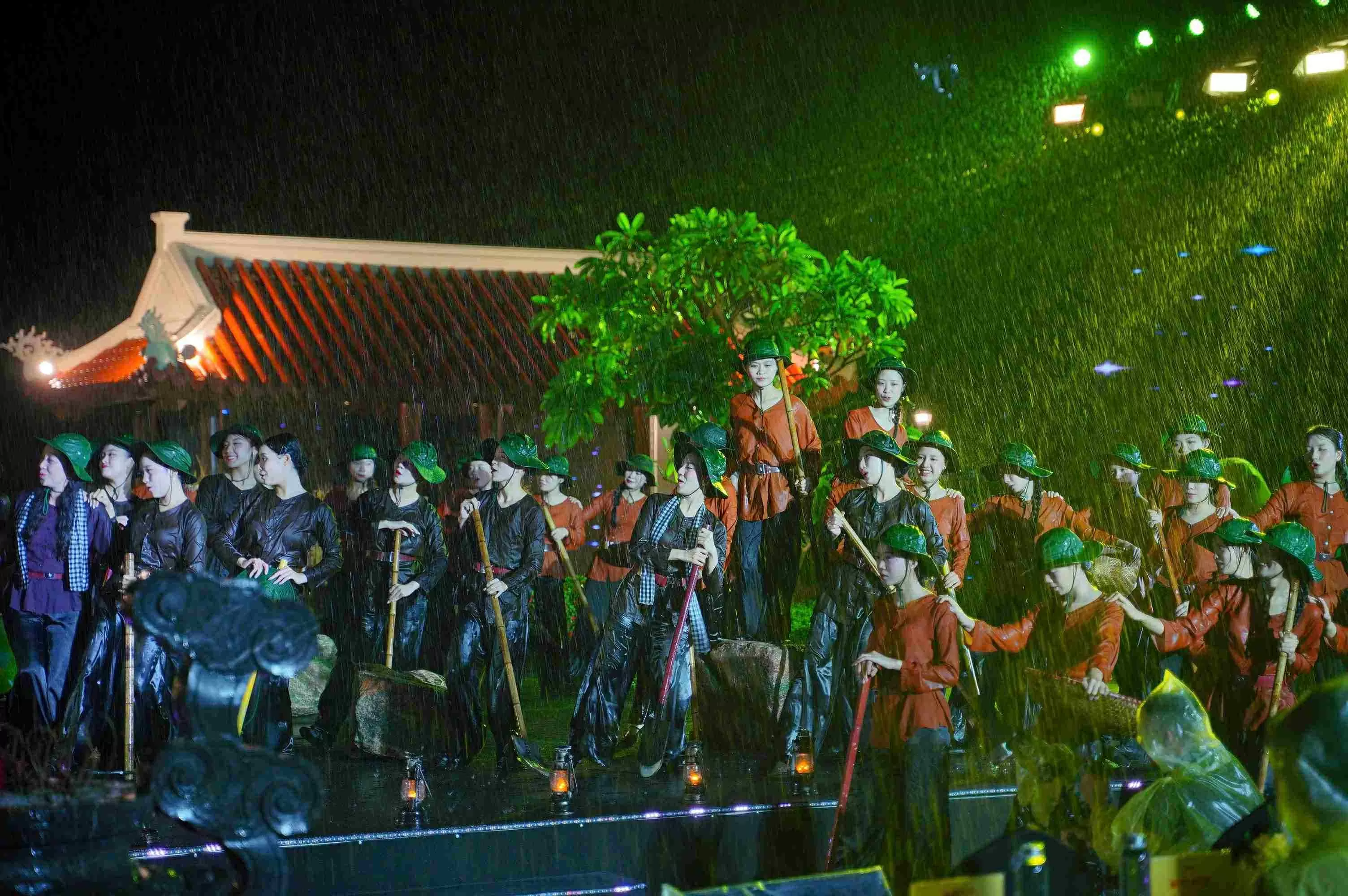 'Lời tri ân - Dòng sông hoa lửa' Đêm nghệ thuật tái hiện huyền thoại bến phà Long Đại 'Lời tri ân - Dòng sông hoa lửa' Đêm nghệ thuật tái hiện huyền thoại bến phà Long Đại