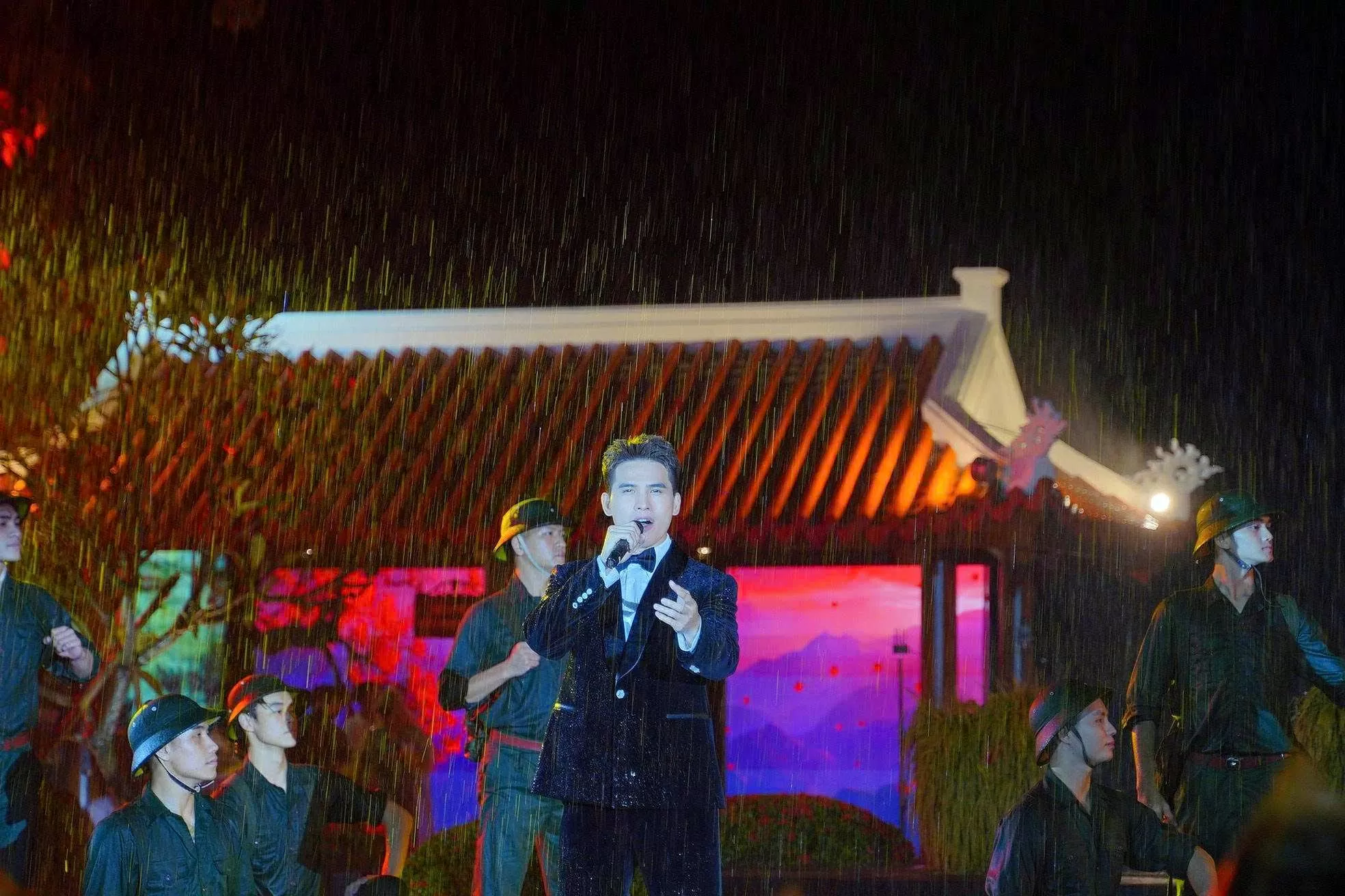 'Lời tri ân - Dòng sông hoa lửa' Đêm nghệ thuật tái hiện huyền thoại bến phà Long Đại 'Lời tri ân - Dòng sông hoa lửa' Đêm nghệ thuật tái hiện huyền thoại bến phà Long Đại