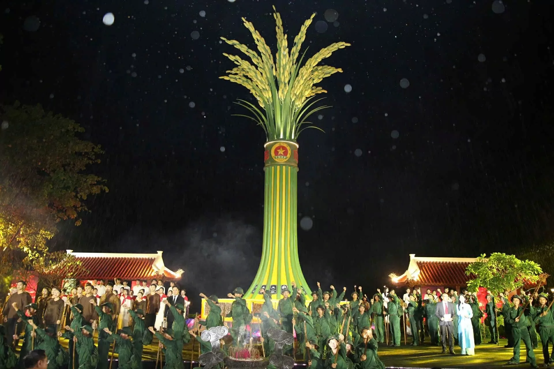 'Lời tri ân - Dòng sông hoa lửa' Đêm nghệ thuật tái hiện huyền thoại bến phà Long Đại