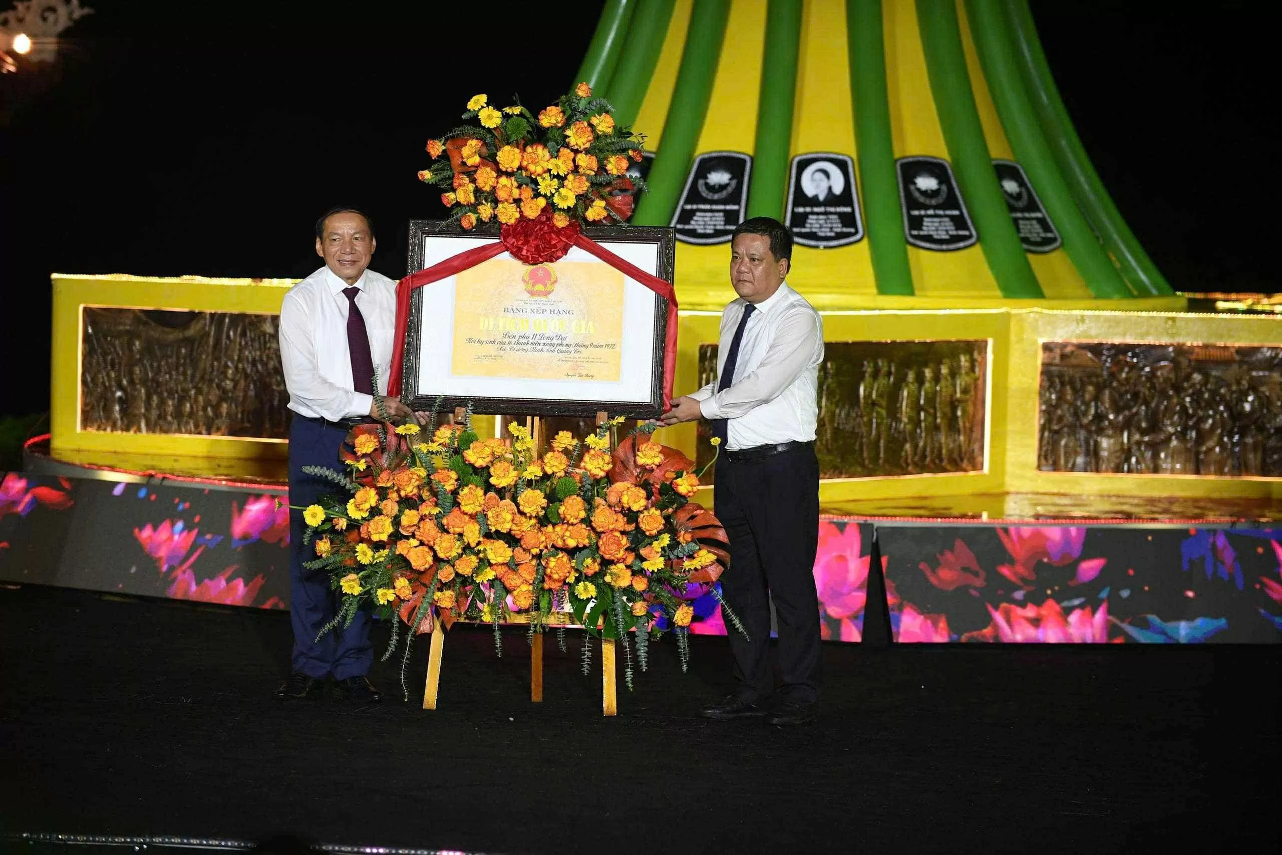 'Lời tri ân - Dòng sông hoa lửa' Đêm nghệ thuật tái hiện huyền thoại bến phà Long Đại 'Lời tri ân - Dòng sông hoa lửa' Đêm nghệ thuật tái hiện huyền thoại bến phà Long Đại