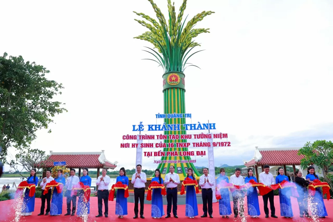 Khánh thành Khu tưởng niệm thanh niên xung phong hy sinh tại bến phà Long Đại Khánh thành Khu tưởng niệm thanh niên xung phong hy sinh tại bến phà Long Đại