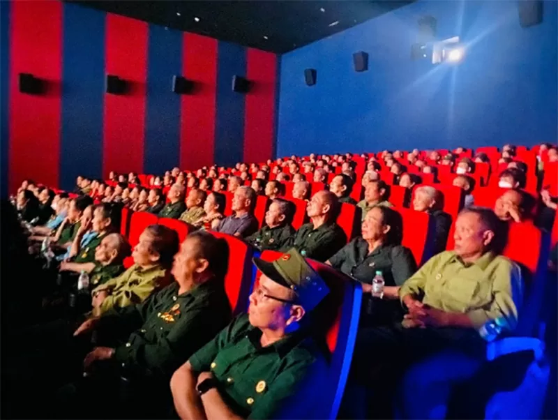 Quỹ Tấm lòng vàng SUNSHINE GLOBAL tổ chức chiếu phim 'Mưa đỏ', thắp sáng tri ân tại Nghệ An Quỹ Tấm lòng vàng SUNSHINE GLOBAL tổ chức chiếu phim 'Mưa đỏ', thắp sáng tri ân tại Nghệ An