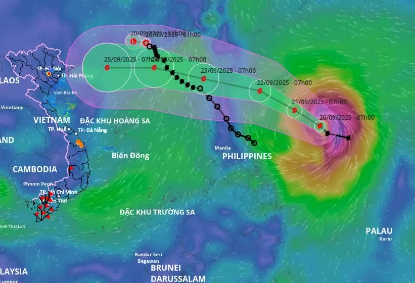 Siêu bão Ragasa tăng cấp nhanh, gây biển động dữ dội