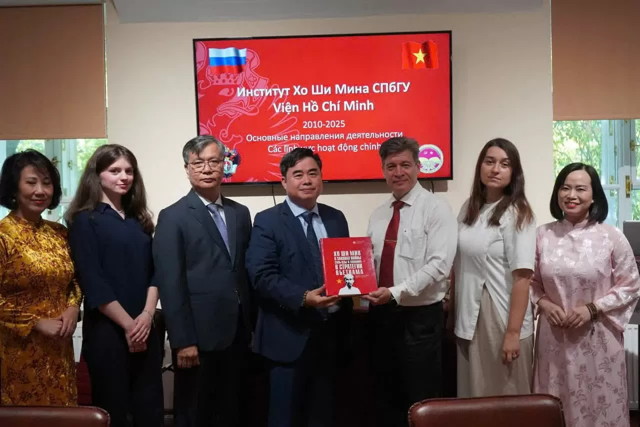 Tư tưởng Hồ Chí Minh trong phát triển ngoại giao Việt Nam Tư tưởng Hồ Chí Minh trong phát triển ngoại giao Việt Nam