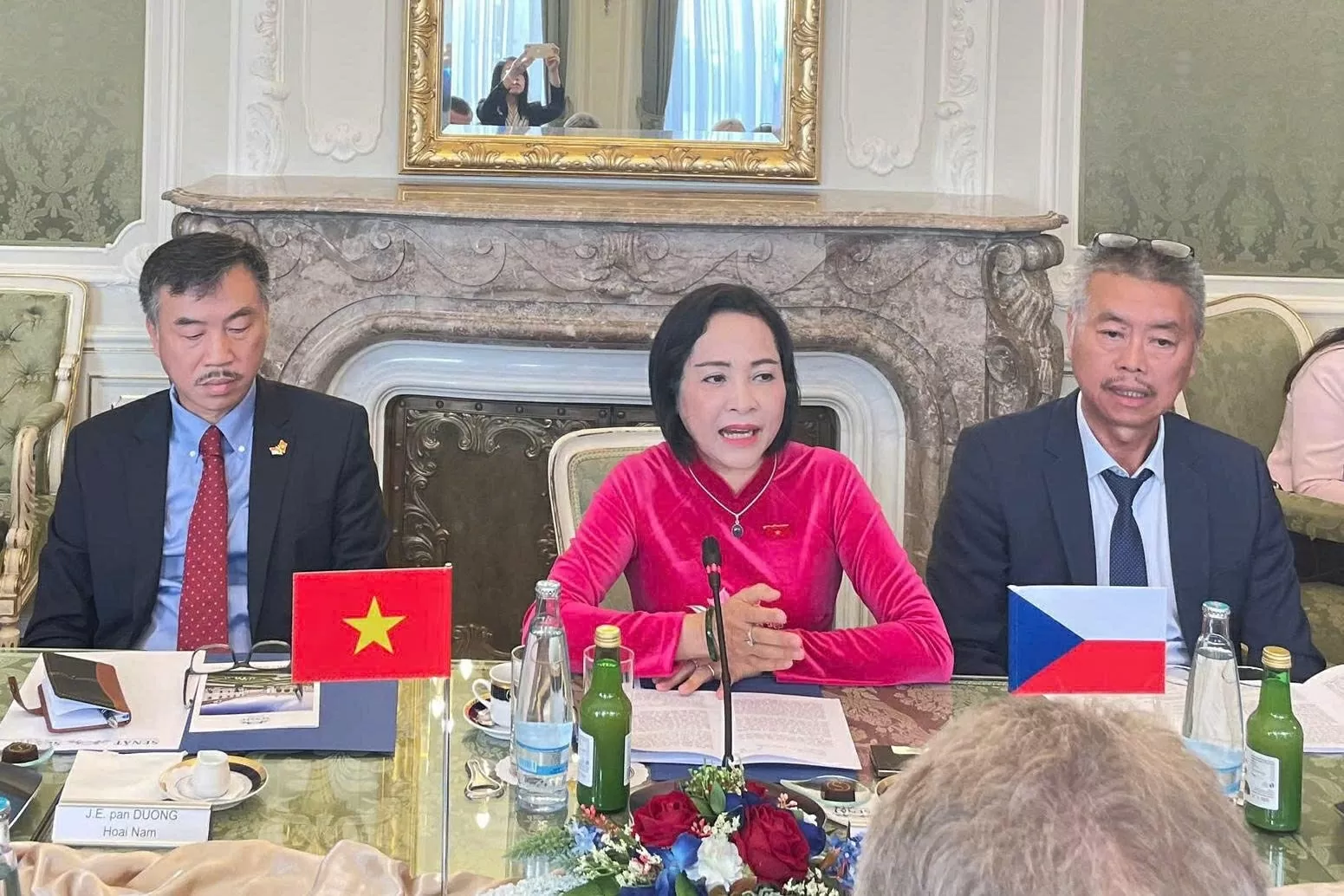 Phó Chủ tịch Quốc hội Nguyễn Thị Thanh phát biểu tại cuộc hội kiến Chủ tịch Thượng viện Milos Vystrcil và hội đàm với Phó Chủ tịch Hạ viện Jan Skopececk. Ảnh: T. Cường