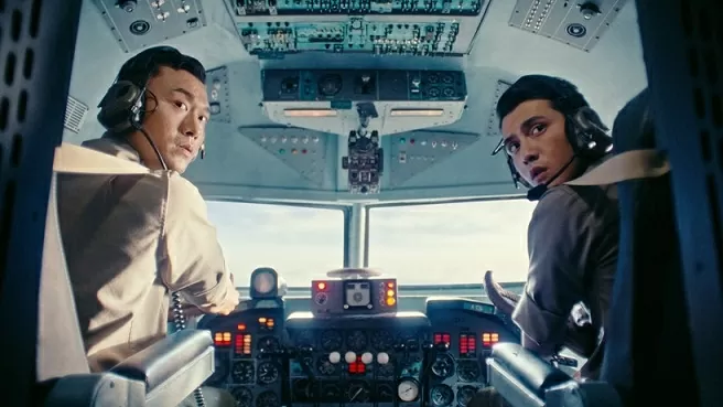 'Tử chiến trên không' chính thức vượt 'Mưa đỏ' ở phòng vé