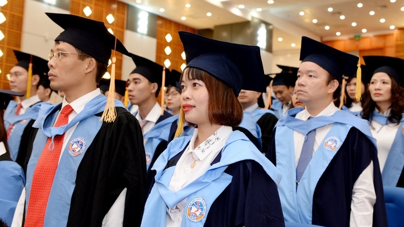 Khối ngành nào đang dẫn đầu về lượng người đăng ký học tiến sĩ, thạc sĩ?