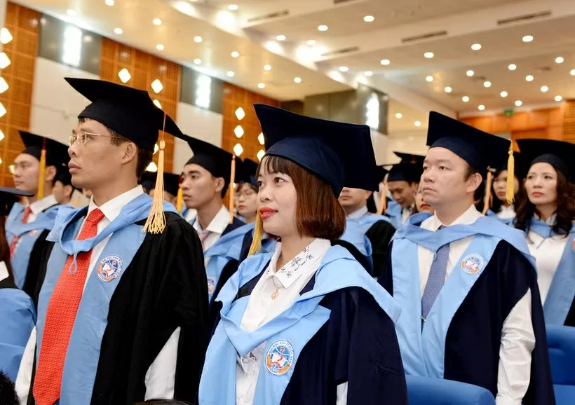 Khối ngành nào đang dẫn đầu về lượng người đăng ký học tiến sĩ, thạc sĩ?