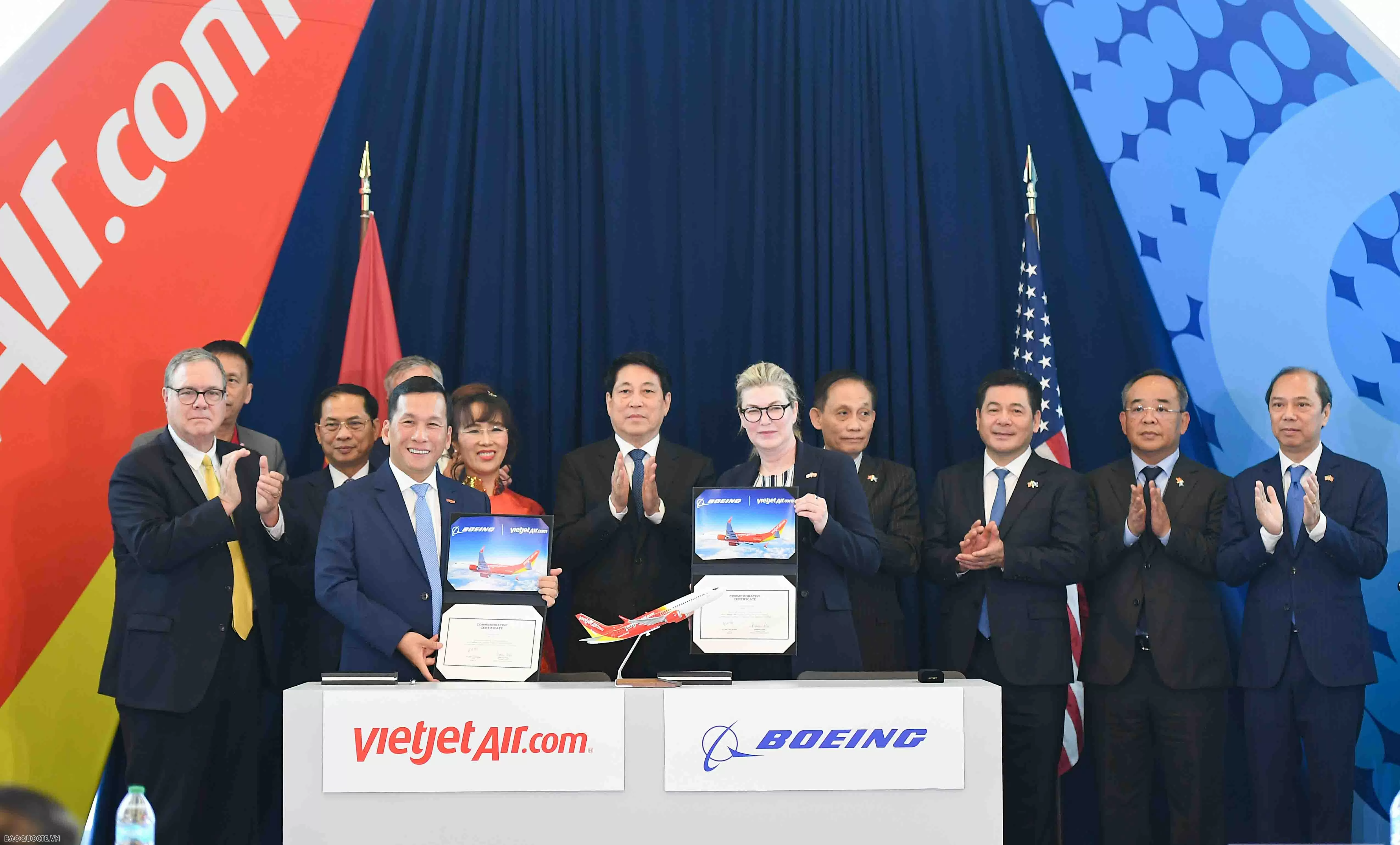 Chủ tịch nước Lương Cường chứng kiến Vietjet nhận bàn giao tàu bay Boeing đầu tiên Chủ tịch nước Lương Cường chứng kiến Vietjet nhận bàn giao tàu bay Boeing đầu tiên