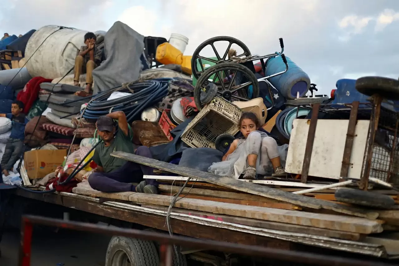 Người dân Palestine phải rời bỏ nhà cửa, chạy từ phía bắc Gaza xuống phía nam sau khi quân đội Israel ra lệnh sơ tán cư dân tại Thành phố Gaza vào ngày 18/9. Theo số liệu của Liên Hợp Quốc, trong vòng một tháng qua đã có hơn 250.000 người phải rời khỏi Th