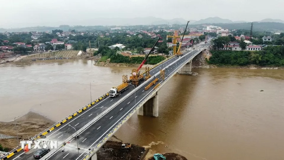 Mặt cầu Phong Châu được dải asphalt và kẻ vạch phân làn. 