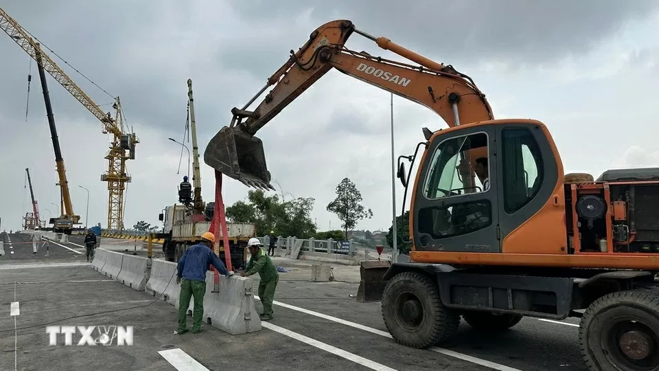 Phú Thọ: Thi công thần tốc, cầu Phong Châu dần hoàn thiện để khánh thành và thông xe