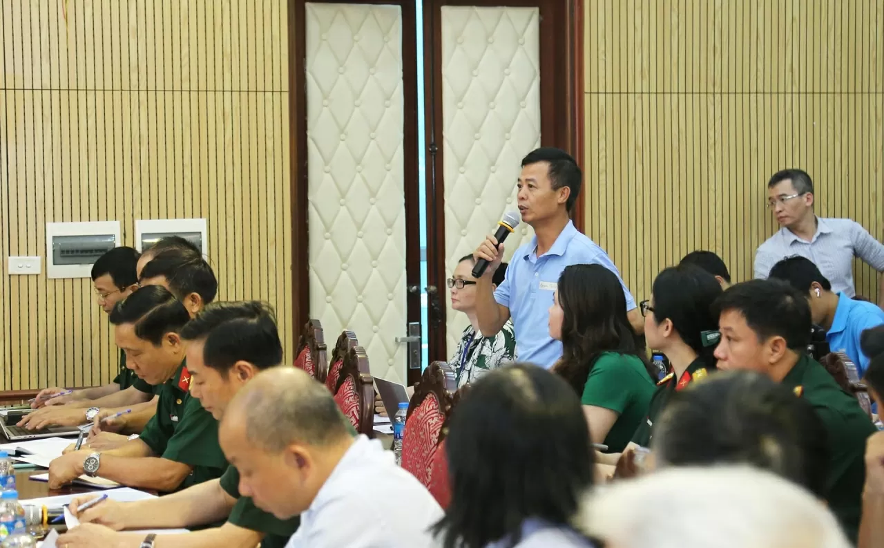 Phóng viên Báo ảnh Dân tộc & Miền núi đặt câu hỏi trong buổi họp báo. (Ảnh: Thành Long)