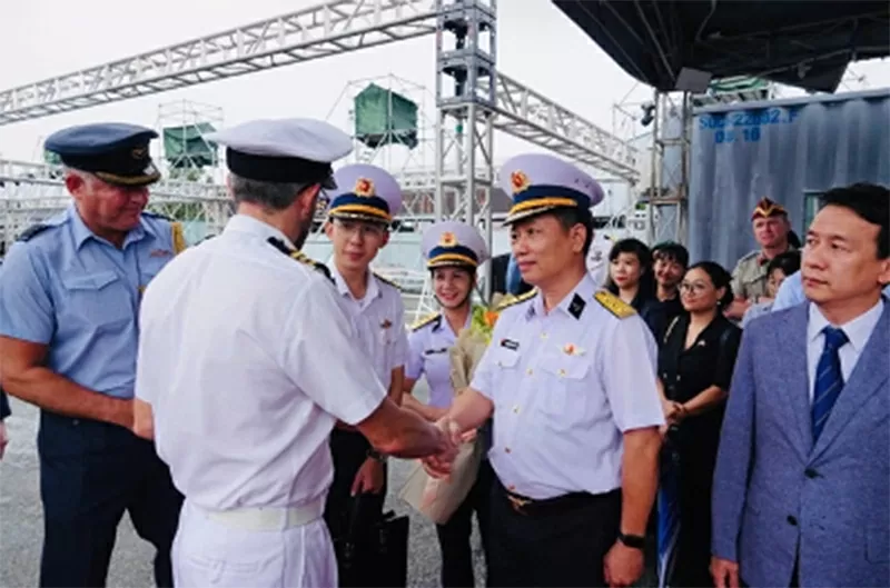 Chỉ huy tàu HSM Richmond – Trung tá Richard Kemp và Thượng tá Phan Anh Tuấn - Phó Lữ đoàn trưởng Lữ đoàn 125, Vùng 2 Hải quân tại buổi gặp mặt.